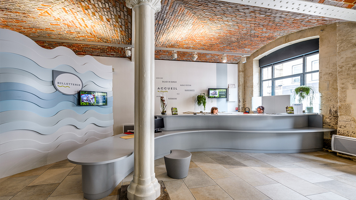 Iléana POPEA / Réhabilitation d'un office du tourisme sous les halles de Niort