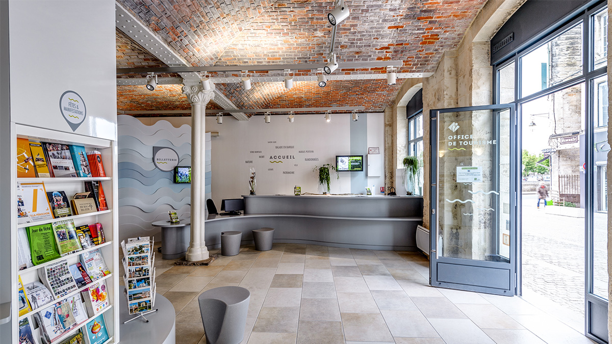 Iléana POPEA / Réhabilitation d'un office du tourisme sous les halles de Niort