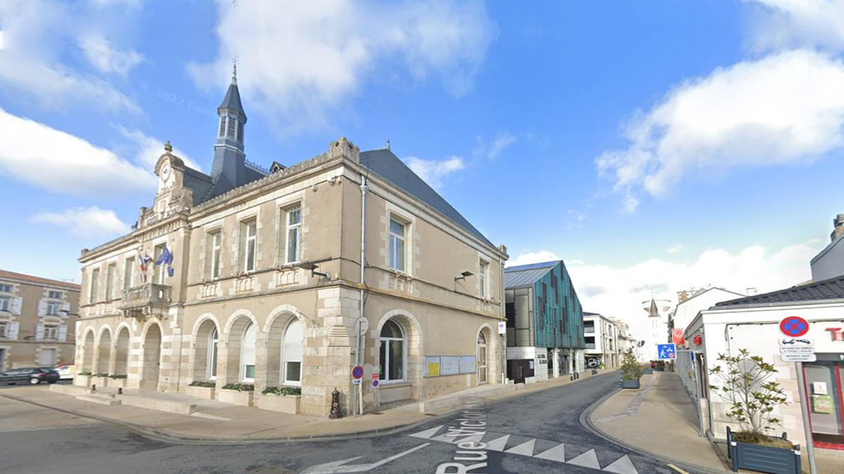 Iléana POPEA / Halles de Neuville de Poitou - Reconstruction